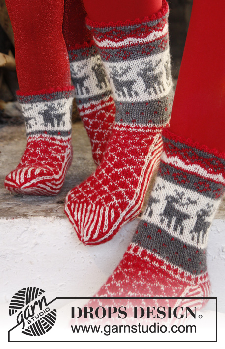 Christmas Stampede / DROPS Extra 0-996 - DROPS Kerst: gebreide DROPS sokken met Noors patroon van ”Fabel”.
