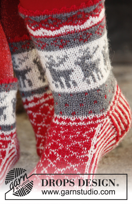 Christmas Stampede / DROPS Extra 0-996 - DROPS Kerst: gebreide DROPS sokken met Noors patroon van ”Fabel”.
