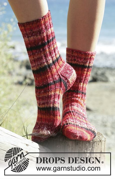 Fabelfuss / DROPS 100-17 - DROPS socks knitted in Rib with “Fabel”. 