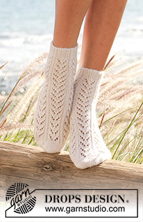 Ingrid's Socks / DROPS 100-18 - DROPS krátké ponožky s ažurovým vzorem pletené z příze Alpaca. Velikost: 35-43.