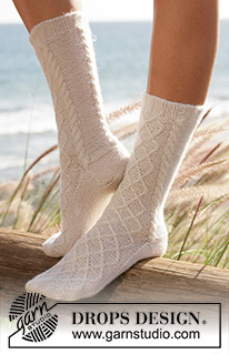 DROPS 100-19 - DROPS socks with cable pattern in “Alpaca”.