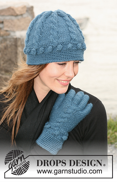 Blue Fog / DROPS 102-25 - Czapka i rękawiczki na drutach, z brzegiem na szydełku, z włóczki DROPS Silke-Alpaca, z irlandzkim wzorem z supełkami