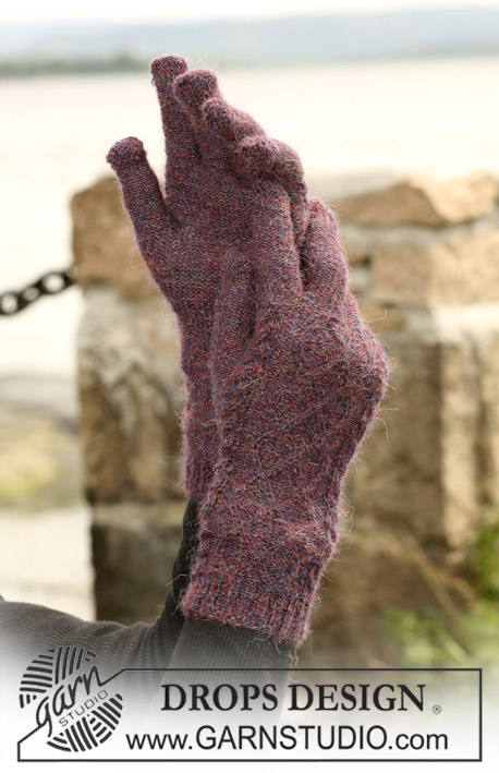 DROPS 102-37 - DROPS prstové rukavice s copánkovým vzorem pletené z příze Alpaca.