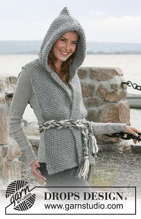 Enchanted Afternoon / DROPS 102-7 - DROPS scarf with a hood knitted with Moss stitches in ”Snow”.