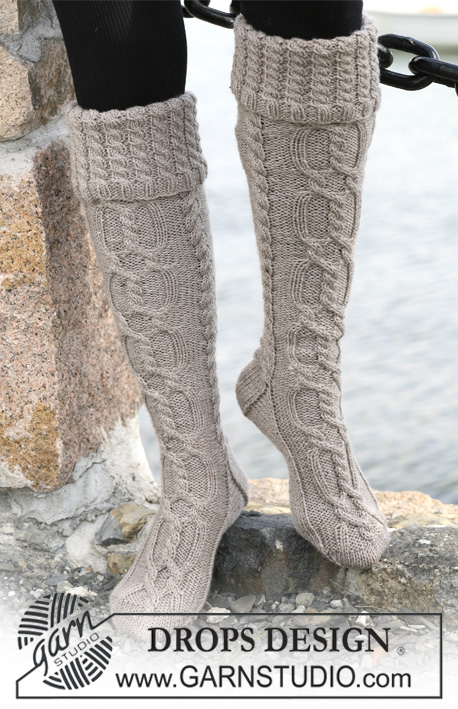 Hilde & Winter / DROPS 103-10 - Lange DROPS sokken met kabels en omgeslagen boord van ”Karisma Superwash”.