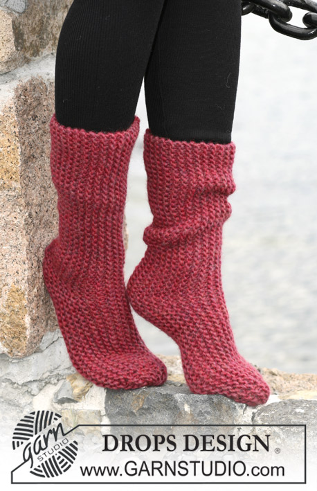 DROPS 103-4 - Poikittain ainaoikeinneulotut DROPS sukat ”Snow”-langasta.