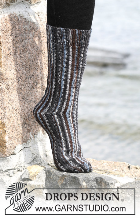 Solely Unique / DROPS 103-43 - DROPS ponožky pletené hladce napříč z příze Fabel. 
