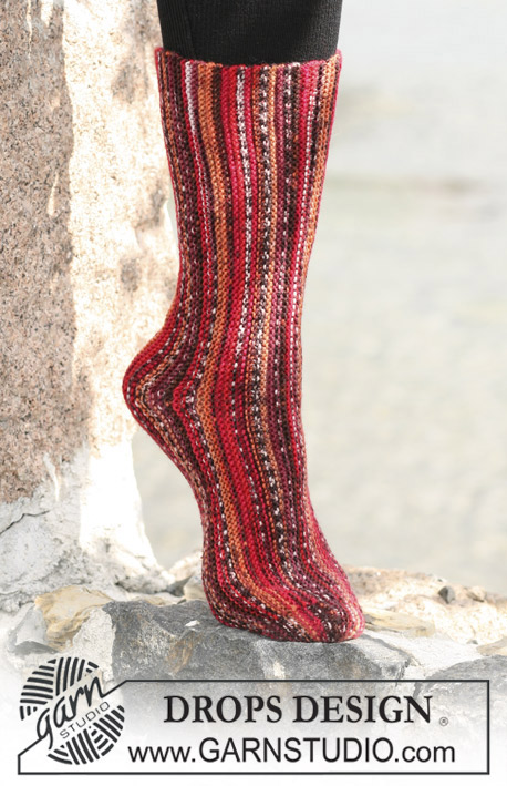 DROPS 103-5 - DROPS ponožky pletené vroubkovým vzorem napříč z příze Fabel. 