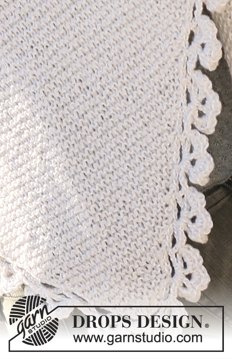 Summer Snow / DROPS 105-36 - Châle DROPS au tricot en Alpaca et Coton Viscose, avec bordure au crochet.
