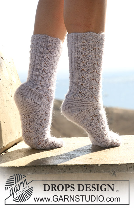 DROPS 105-41 - Krajkové ponožky pletené z příze DROPS Alpaca nebo DROPS Fabel. Velikost: 35-43.