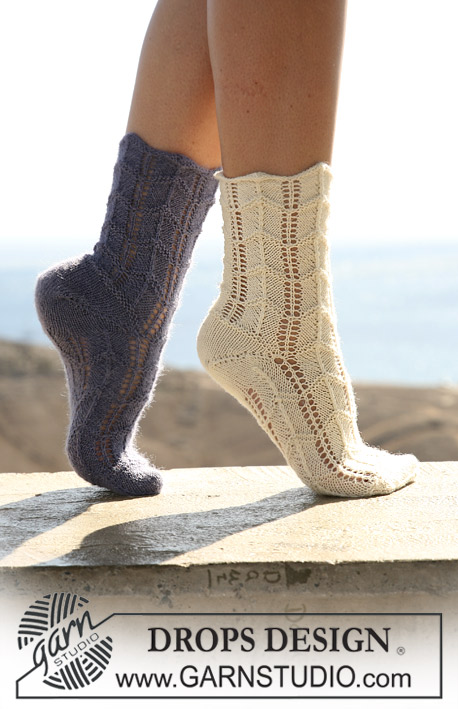 DROPS 105-42 - DROPS sockor med hålmönster och sicksack mönster i ”Alpaca” eller ”Fabel”.