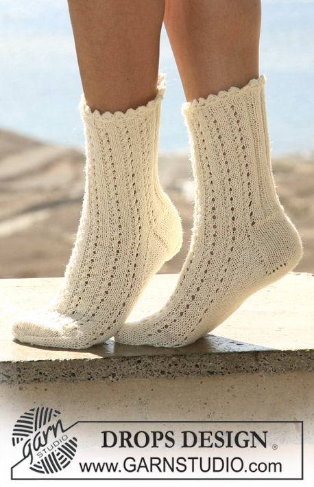 DROPS 106-32 - DROPS socks in lace pattern with crochet picot border in “Fabel. 