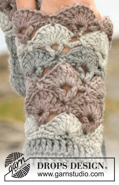 Winter Fanfare Wrist Warmers / DROPS 108-25 - Mitaines DROPS au crochet en Karisma. À tricoter également en Merino