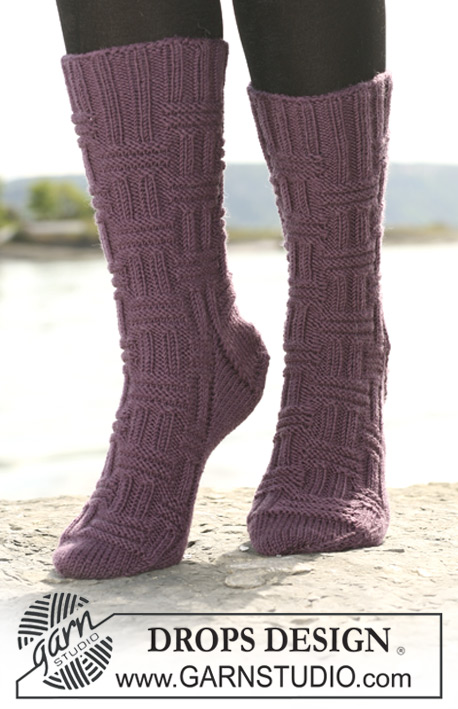 The Grape Escape / DROPS 108-38 - DROPS socks with textured pattern in ”Merino” or ”Karisma”.