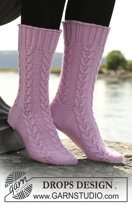 Show Stopper / DROPS 108-39 - DROPS socks with cables in ”Merino” or ”Karisma”.
