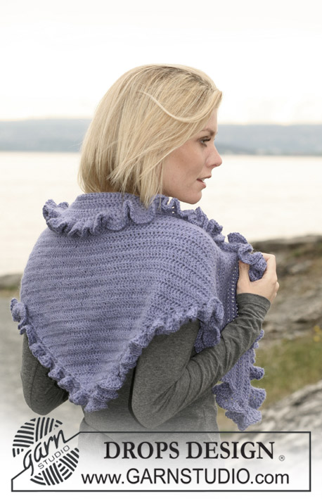 DROPS 108-44 - Crochet DROPS shawl with wavy border in 2 threads ”Alpaca”.