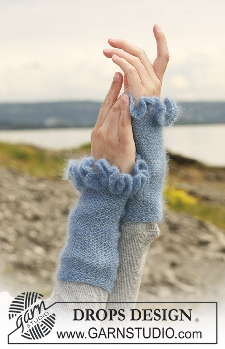 Lady Blue / DROPS 108-51 - DROPS wrist warmers in garter st in ”Kid-Slik” with crochet borders.