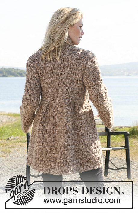 Sandy Bay / DROPS 109-14 - DROPS jacket with pleats in textured pattern in ”Snow”. Size S - XXXL.