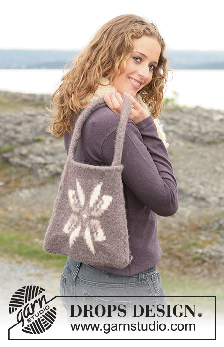 Star Walk / DROPS 109-27 - DROPS felted bag in ”Snow” with star pattern.