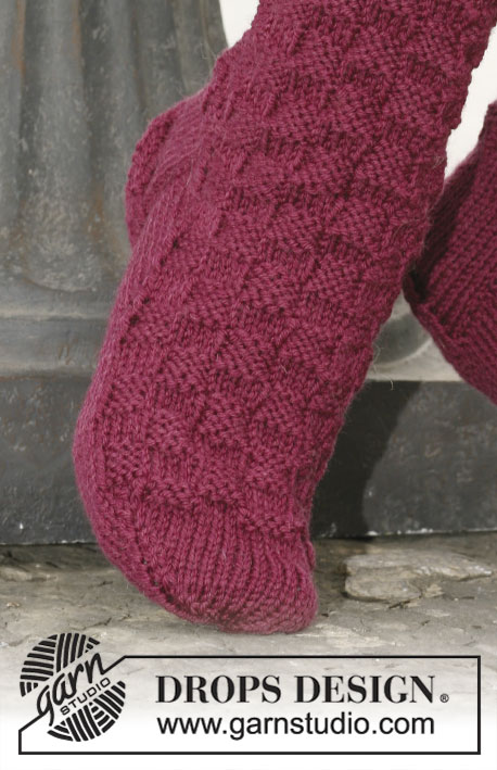 DROPS 109-32 - DROPS sokker i ”Karisma” eller ”Merino” med rudemønster. 