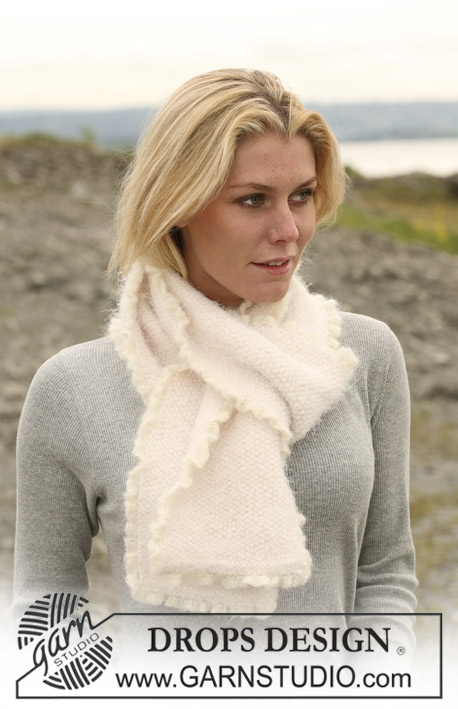DROPS 109-36 - DROPS scarf in moss st in ”Symphony” with crochet border in ”Kid Silk”.