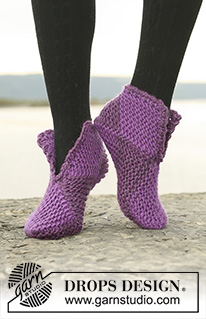 Court Jester / DROPS 109-57 - DROPS slippers in garter st in 2 or 8 colours in ”Snow”.