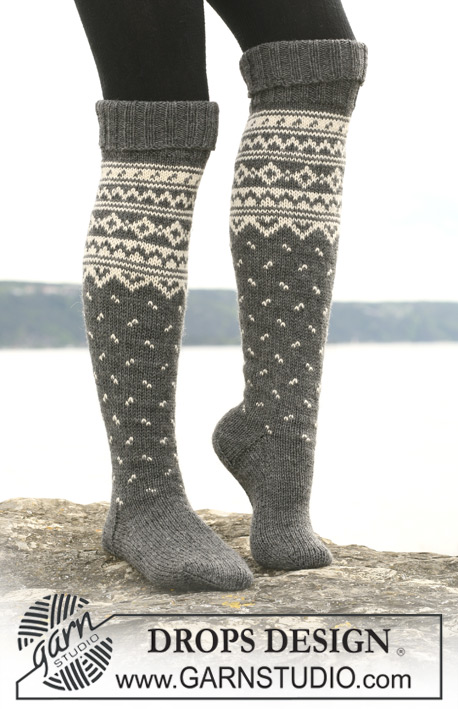 Lumisade / DROPS 110-43 - DROPS ponožky s norským vzorem pletené z příze Karisma. Náhradní příze Merino Extra Fine. Velikost: 38-44.