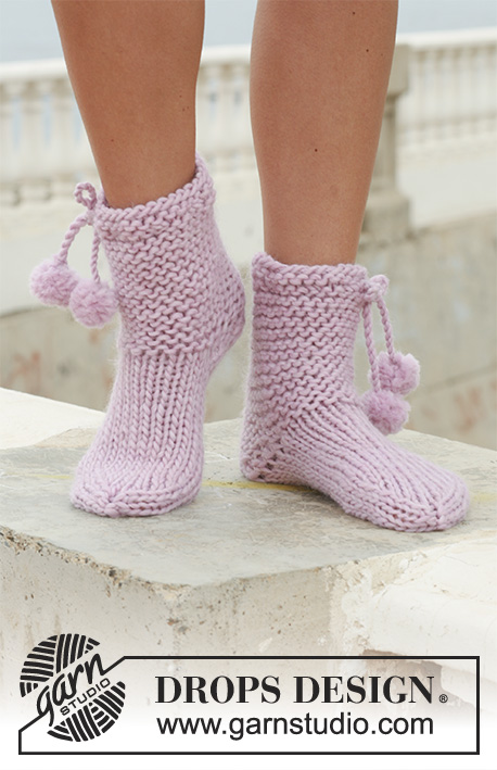 Madam Pompon / DROPS 111-10 - DROPS socks in ”Snow” with pompoms.