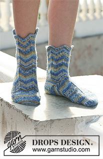Poseidon / DROPS 112-15 - DROPS socks in ”Fabel” with zigzag pattern. 