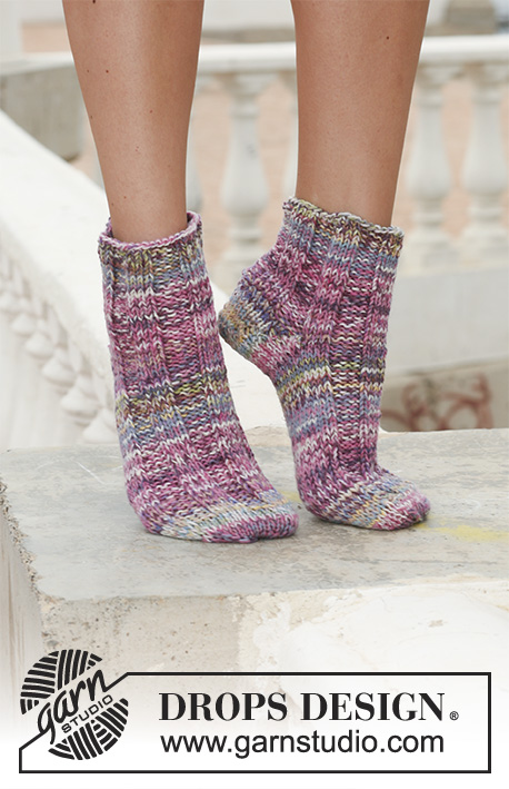 Pirouette / DROPS 112-17 - Short DROPS socks in 2 threads ”Fabel” with rib on upper foot. 