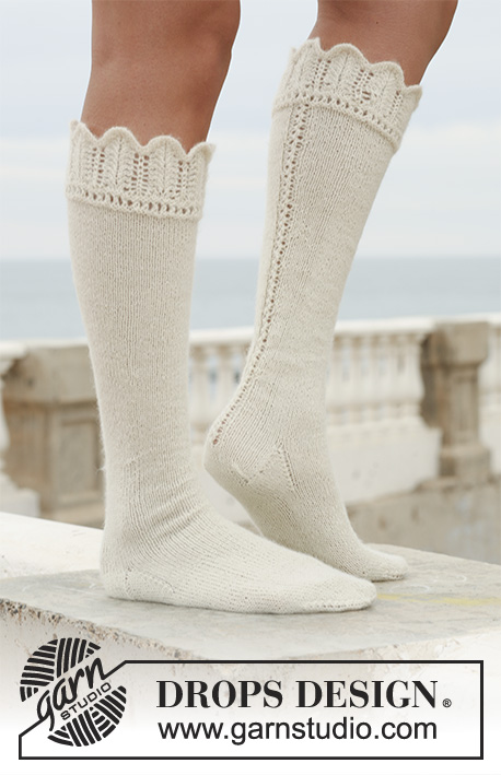 Royal Love / DROPS 112-5 - Long DROPS socks in ”Alpaca” with lace border. 
