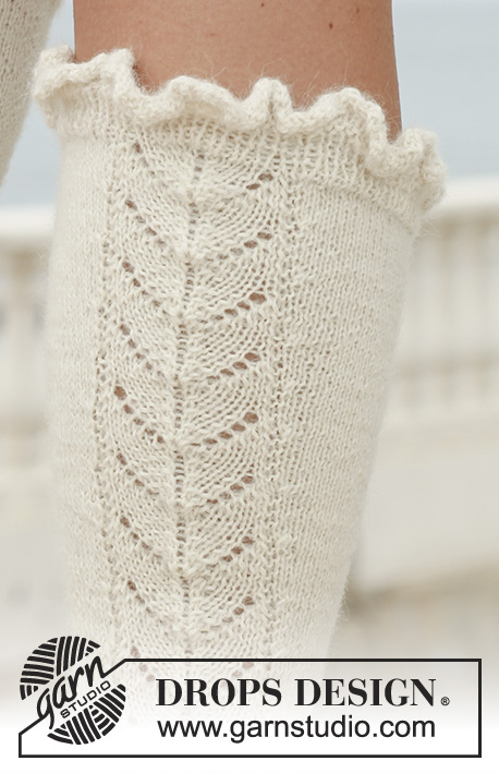 Royal Ballet / DROPS 112-7 - Long DROPS socks in ”Alpaca” with lace pattern. 