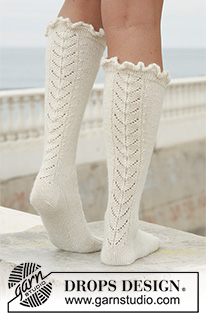 Royal Ballet / DROPS 112-7 - Long DROPS socks in ”Alpaca” with lace pattern. 
