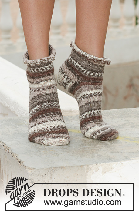 Chocolate Chip / DROPS 113-5 - DROPS socks in ”Fabel” with knitted picot border. 