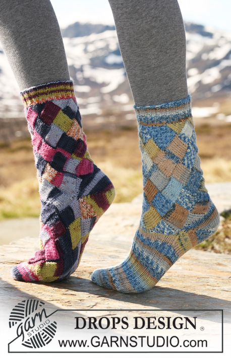 Domino Tiles / DROPS 114-19 - DROPS sokker med entrelac mønster i ”Fabel”. Kan strikkes med foden i entrelac mønster eller foden i glatstrik og rib.