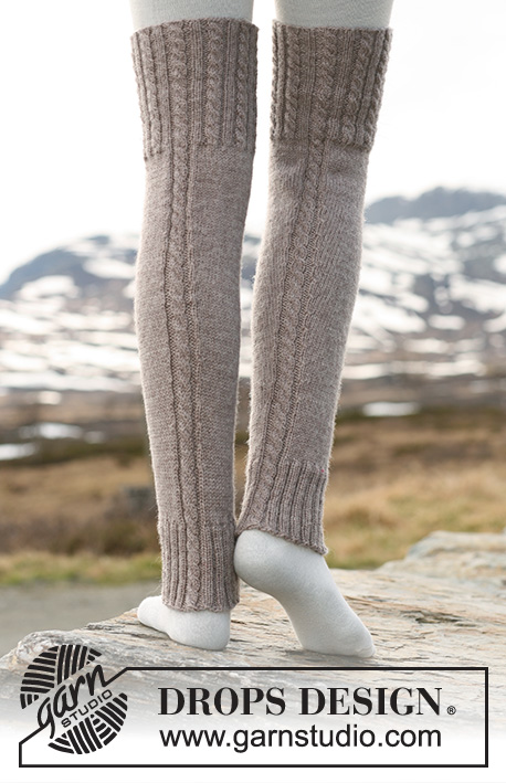 Woolly Trotters / DROPS 114-7 - Návleky na nohy s copánkovým vzorem z příze Karisma. 