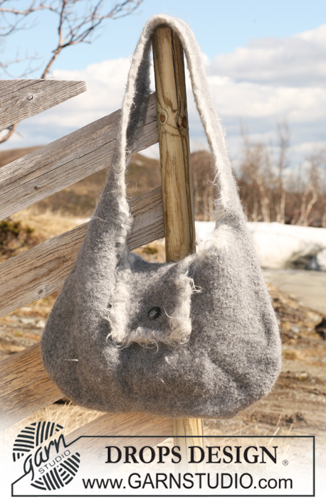 DROPS 115-26 - Felted DROPS bag in ”Snow” and ”Puddel”.