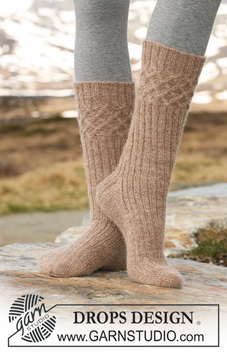 Winter Mornings / DROPS 115-34 - Kötött Drops zokni csavart és bordás mintával Alpaca fonalból.