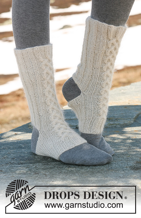 Vinyasa / DROPS 115-35 - DROPS návleky – ponožky na jógu s copánkovým vzorem pletené z příze ”Alpaca” a ”Kid-Silk”. Velikost: 35-43. Motiv: Jóga