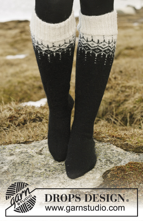 Winter Fantasy / DROPS 116-1 - DROPS propínací svetr se vzorovaným  kruhovým sedlem pletený z příze Alpaca a Glitter. Velikost: S-XXXL. 
Ponožky - podkolenky se stejným vzorem pletené z příze Fabel. Velikost: 35-43.