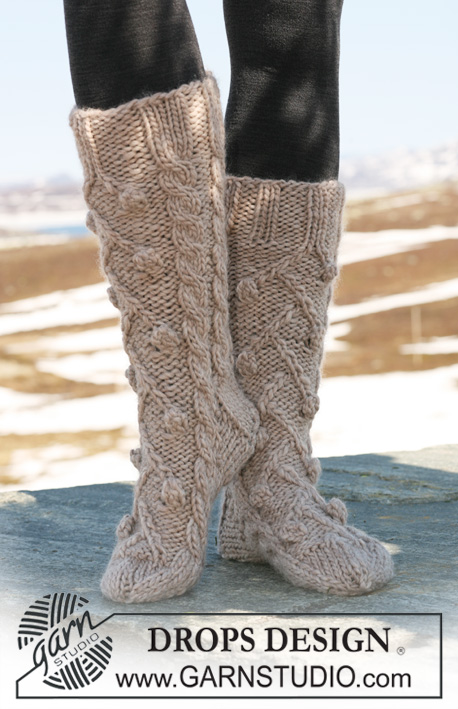 DROPS 116-29 - Ponožky s copánky a nopkami z příze Snow.