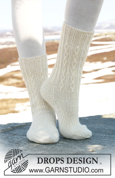 DROPS 116-40 - DROPS Socks in ”Fabel” with rib and simple cables.