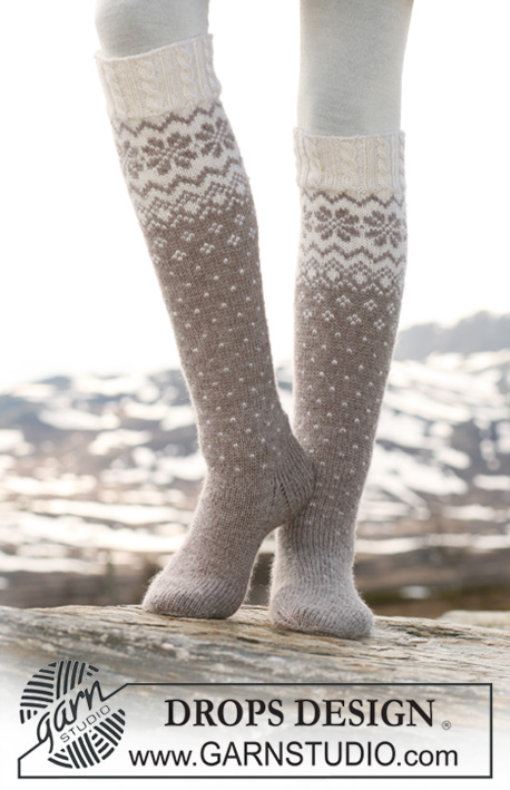 DROPS 116-47 - DROPS ponožky s norským a copánkovým vzorem pletené z příze Karisma. Velikost: 35-43.