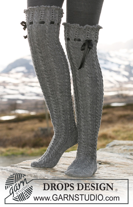 Elegant Socks / DROPS 117-12 - Meias compridas DROPS em « Fabel », com tranças, ponto rendado e fita de seda.

