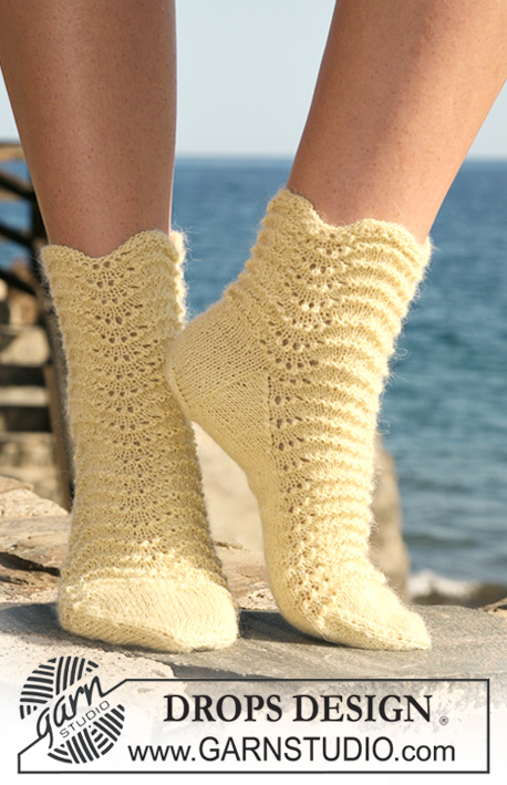 Sunny Waves / DROPS 118-31 - Gebreide DROPS sokken van ”Alpaca” met golvenpatroon. Maat 35 tot en met 43.

