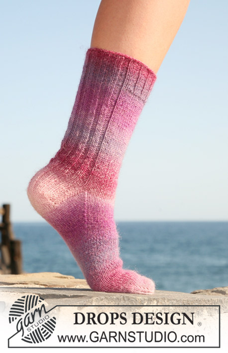 Heel Hugger / DROPS 118-35 - DROPS socks in ”Delight”. US size ch13½ - w10½ 