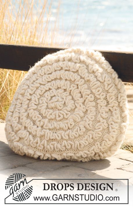 Circles / DROPS 118-43 - Crochet DROPS cushion cover with flounces in 2 threads ”Alpaca”. 
