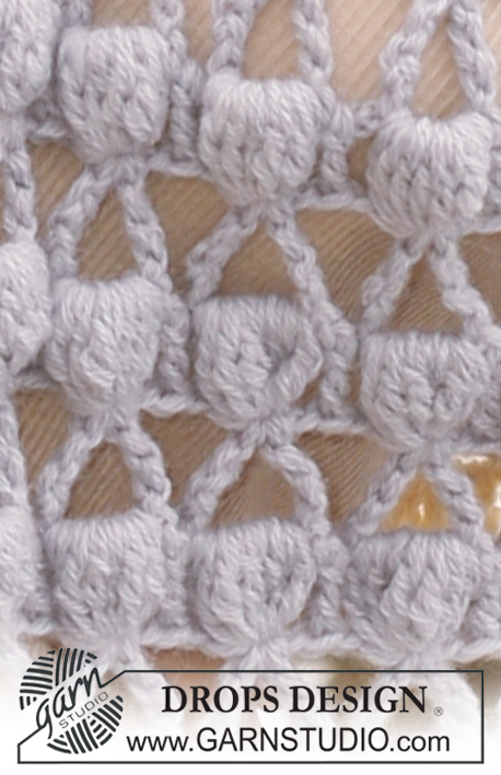 Strands of Pearls / DROPS 119-30 - Pèlerine DROPS au crochet avec des nopes en Alpaca. Du S/M au XXL/XXXL.