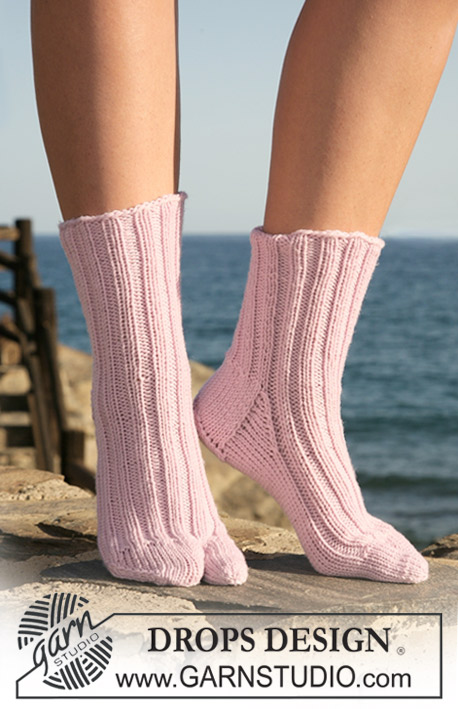 DROPS 119-39 - DROPS socks with big toe in ”Merino Extra Fine”. Size 32-43.