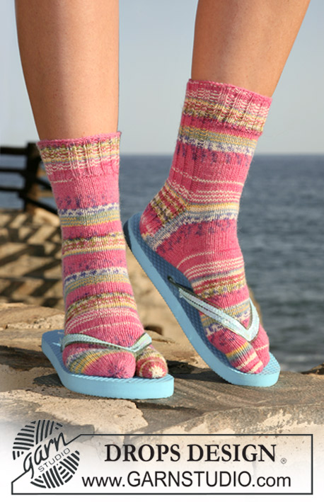 DROPS 119-40 - DROPS socks with big toes in ”Fabel”. Size 32-43
